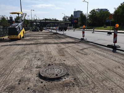 Изпълнява се полагането на биндера на южното пътно платно на бул. ”България”