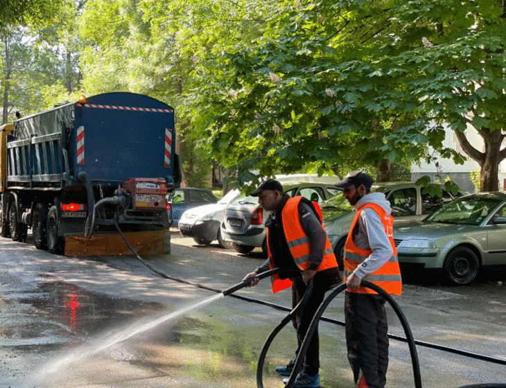 През деня мият вътрешно-квартални улици в различни райони на града