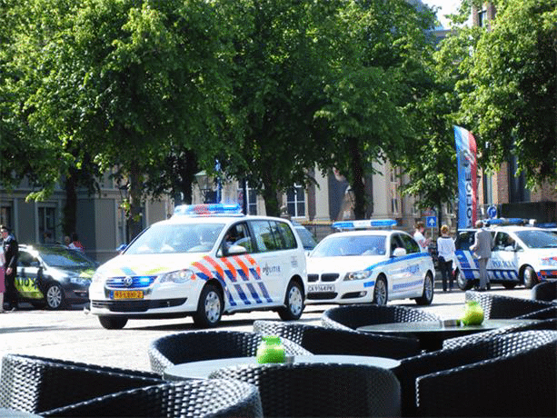 Български екип участва в парад на полицейски автомобили в Хага