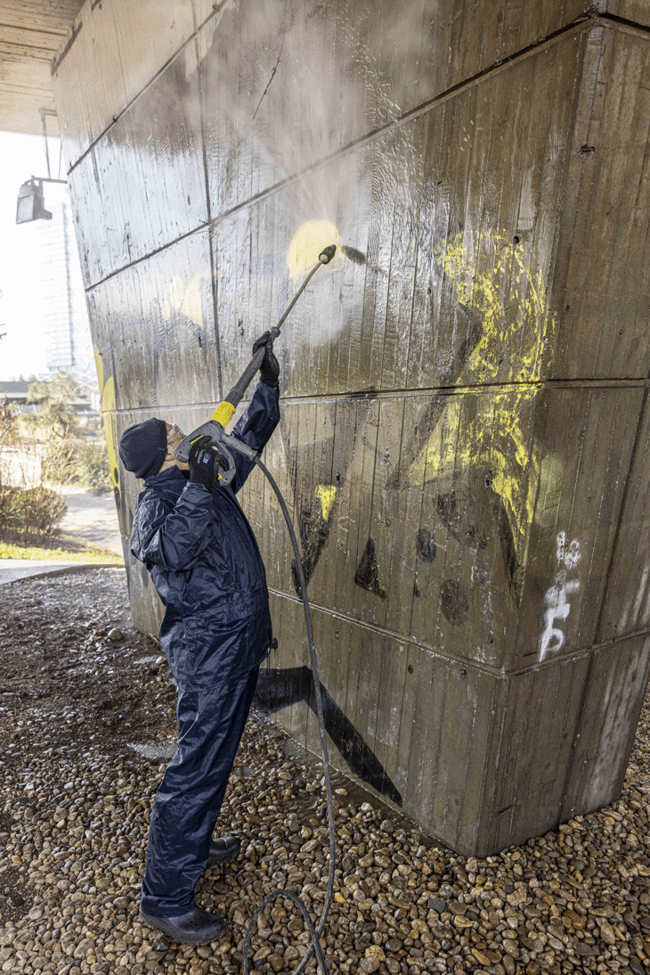 Столична община почиства нерегламентирани драсканици от фасади и обществени пространства
