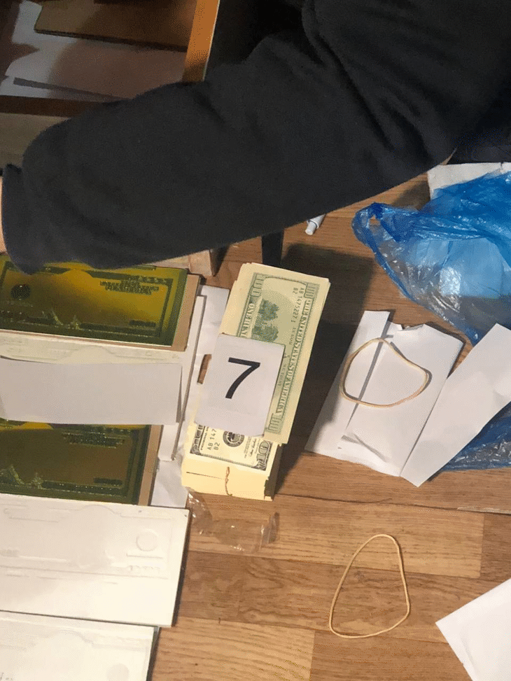 Под ръководството на Софийска градска прокуратура е проведена операция по задържане на лица, занимаващи се с изготвяне и съхранение на неистински парични знаци в големи количества