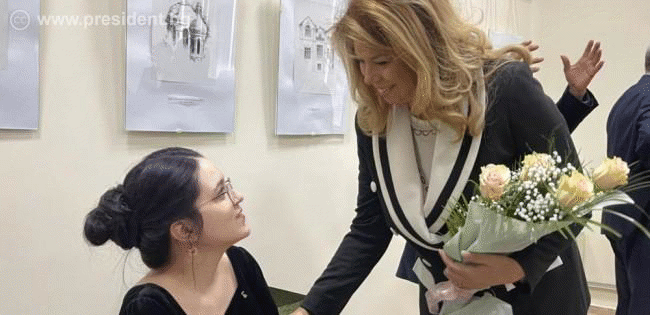 Вицепрезидентът Йотова подкрепи младия творец Мартина Жила на представянето на първата й книга за Полски Тръмбеш