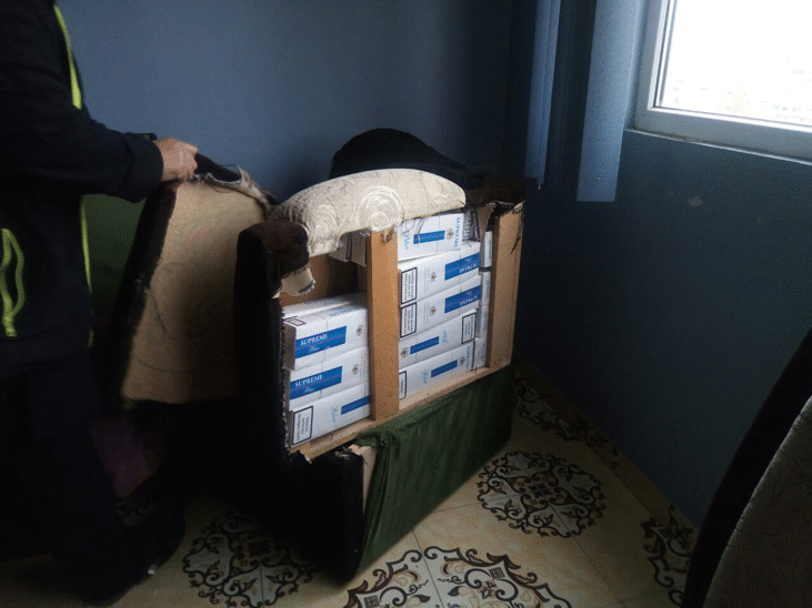 Митнически служители откриха нелегални цигари, тапицирани в диван