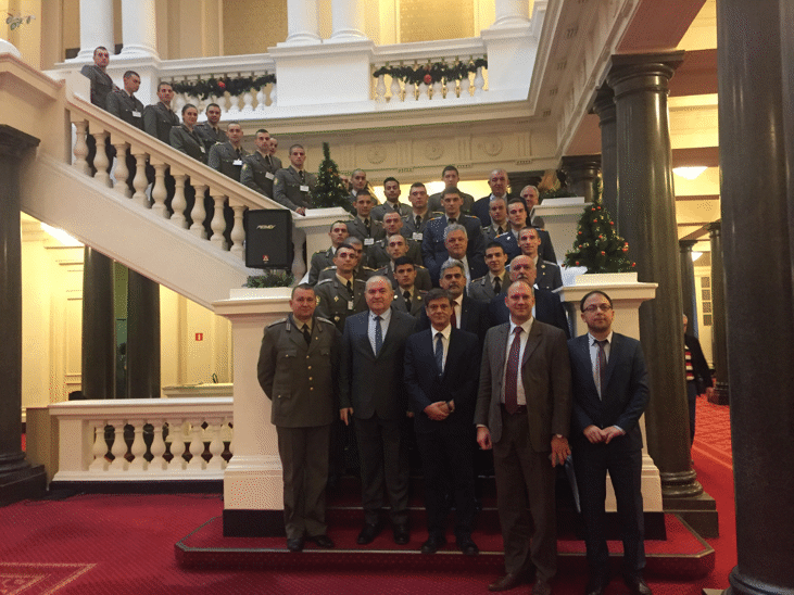 Когато става на въпрос за отбрана и въоръжени сили, политическите цветове избледняват, заяви председателят на парламентарната Комисия по отбрана ген. Константин Попов пред курсанти от Националния военен университет “Васил Левски”