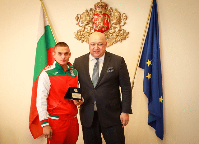Министър Кралев поздрави лично всеки един от българските медалисти от европейското първенство по бокс за юноши