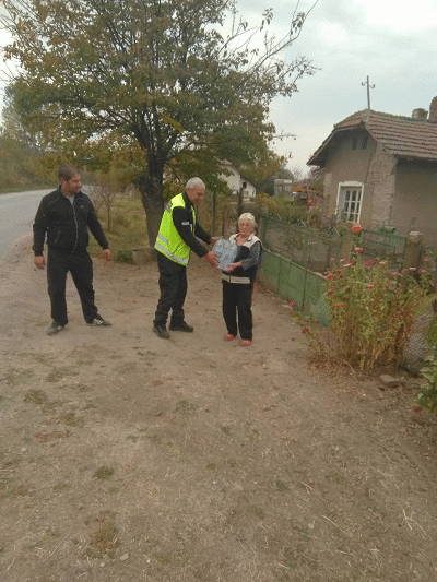 Екип на дирекция „Аварийна помощ и превенция“ на Столичната община доставя минерална вода в Лом