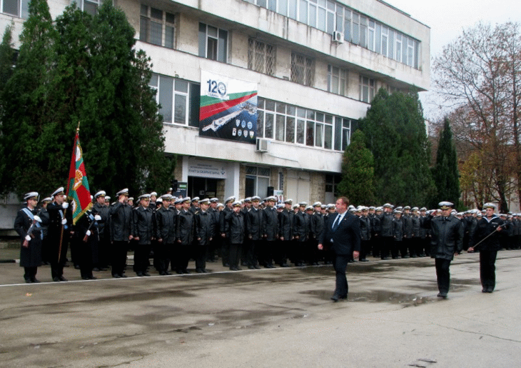 Министърът на отбраната Красимир Каракачанов награди военнослужещи и цивилни служители от Военноморска база - Варна