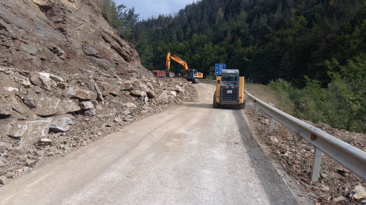 В 16 ч. днес се пуска движението край срутището при Тикале на път II-86 Смолян - Мадан