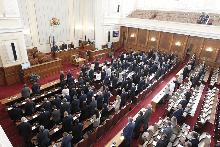 Първото заседание от новата сесия на Народното събрание започна с химните на България и на Европейския съюз.