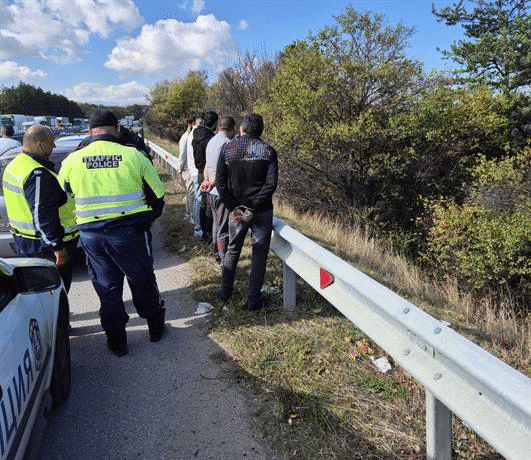ГДБОП задържа още 11 души, свързани с трафик на мигранти през България