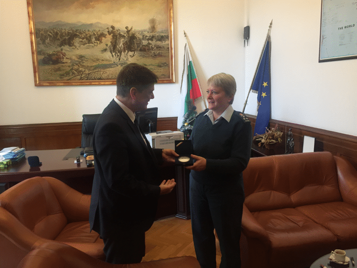 Председателят на комисията по отбрана генерал Константин Попов разговаря с коменданта на Колежа по отбрана на НАТО генерал-лейтенант Кристин Уайткрос