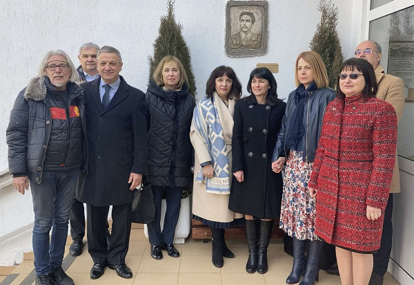 Йорданка Фандъкова присъства на откриването на барелеф на Апостола на свободата в 8 СУ „Васил Левски“