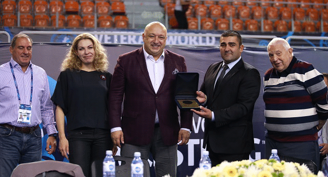 Министър Кралев подкрепи българските участници в Световното първенство по борба за ветерани в Пловдив