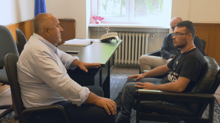 Премиерът Бойко Борисов разговаря със семейството на Петър Мавродиев по проблемите на хората с увреждания