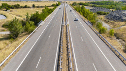 Утре до 12 ч. движението между 88-ми и 90-ти км на АМ „Струма“, в област Благоевград, ще е в една лента за частични ремонти на настилката