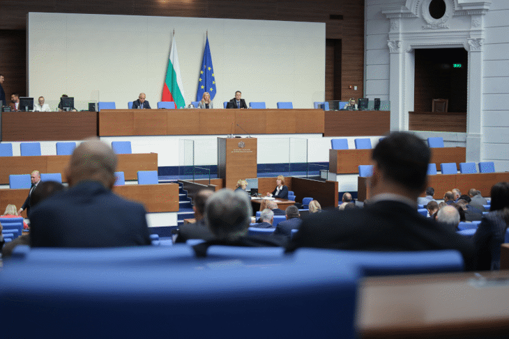 На първо четене Народното събрание прие промени в Изборния кодекс, с които върна гласуването с машини, прие отпадането на район „Чужбина“ и премахна ограничението на броя секции в държавите извън ЕС