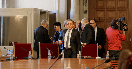 Сметната палата да се състои от 9 членове, а председателят й да има не по-малко от 15 години професионален опит в тази област предлага Комисията по бюджет и финанси