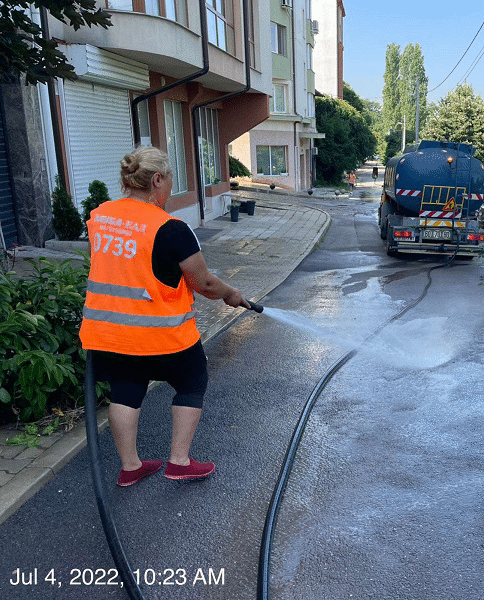 Столична община продължава миенето на булеварди и улици в града