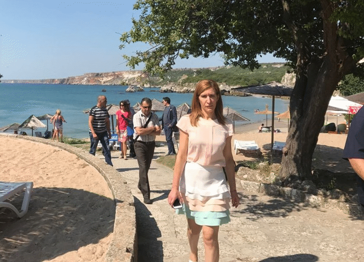 Министър Николина Ангелкова: Открихме нарушения на плажовете около Русалка