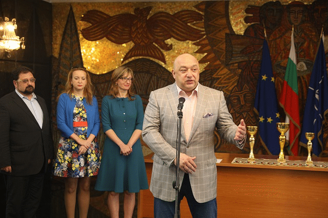 Красен Кралев, Екатерина Захариева и Антоанета Стефанова наградиха призьорите от Първия турнир по шахмат за дипломати