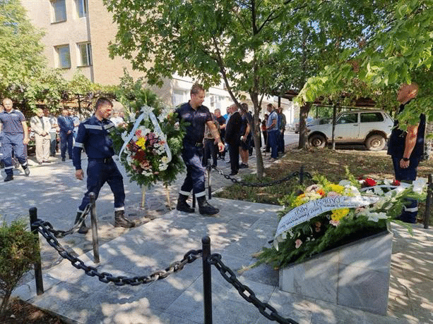 Почитаме паметта на загиналите шестима полицаи и пожарникари при взривовете в мини „Бобов дол“