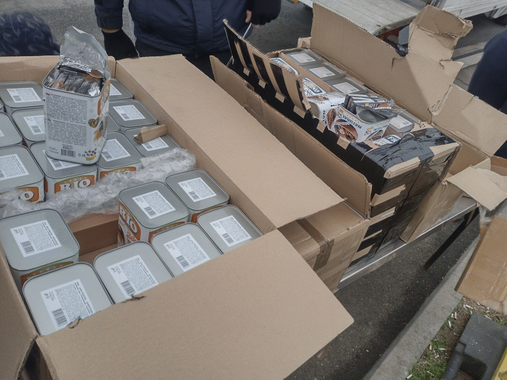 Митнически служители задържаха 28 000 къса цигари, скрити в консерви