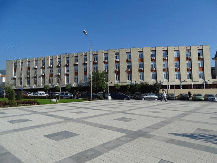 Районна прокуратура – Сливен се самосезира и образува преписка относно паднала козирка от сграда в града