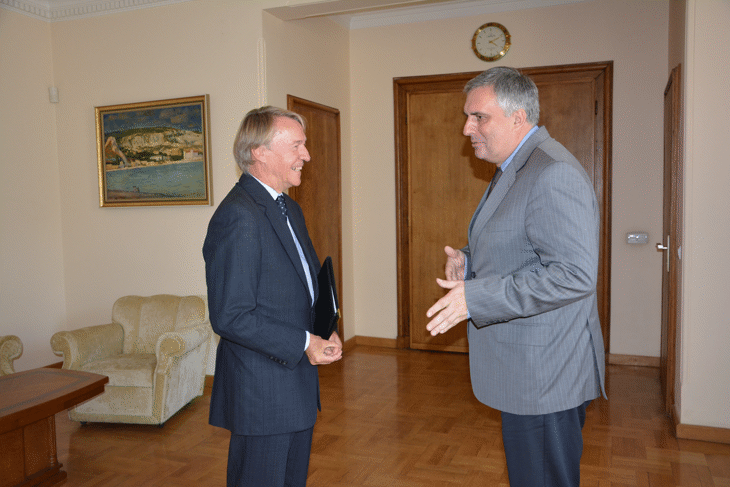 Министър Калфин: „Подкрепям всички усилия, насочени към подобряване на условията на труд на българите в чужбина“