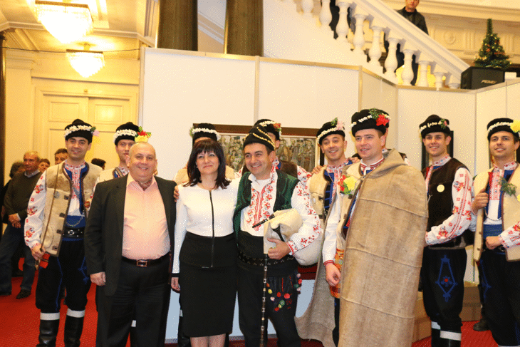 С традиционни коледарски песни, танци и наричания за здраве Ансамбъл "Българе" поздрави народните представители и журналистите в парламента