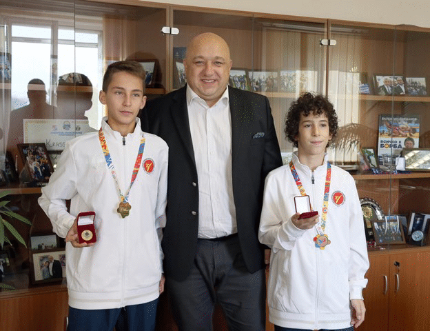 Министър Кралев се срещна с медалистите от Европейското първенство по олимпийско таекуондо за кадети