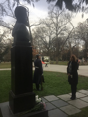 Кметът Фандъкова поднесе цветя на паметника на Христо Ботев в "Борисовата градина"