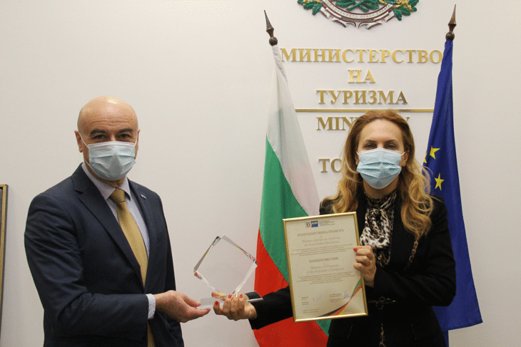 Вицепремиерът Марияна Николова и Министерство на туризма получиха грамота от Германо-Българската индустриално-търговска камара за успешно сътрудничество и развитие на здравния туризъм в България
