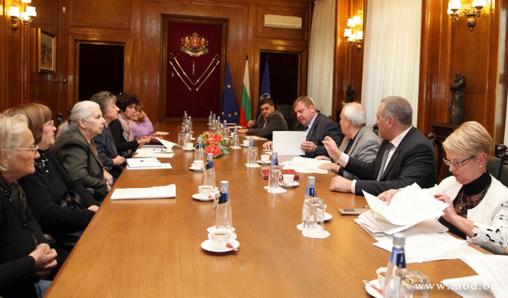 Министърът на отбраната Красимир Каракачанов прие майки на войници, загинали в мирно време