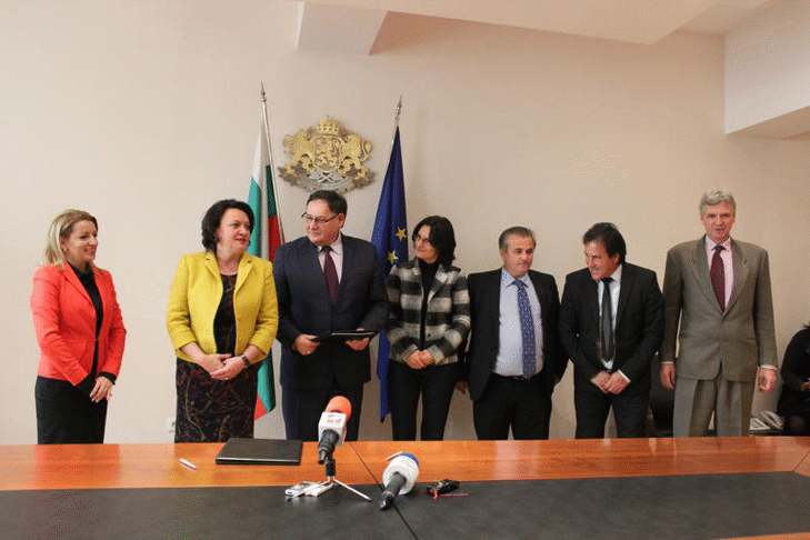 Министър Василева даде старт на проект за разделно събиране на опасни отпадъци в 22 общини