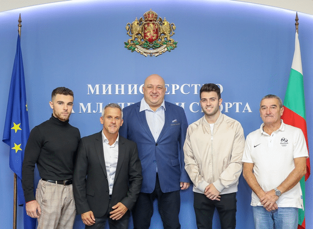 Министър Кралев се срещна с националите по спортна гимнастика