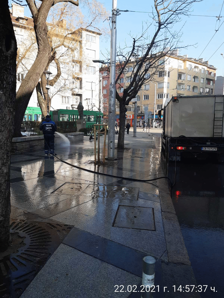 Над 15 екипа извършват миене на столичните улици