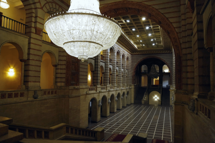 Отпада издаването на хартия на шест вида удостоверения за гражданите и бизнеса