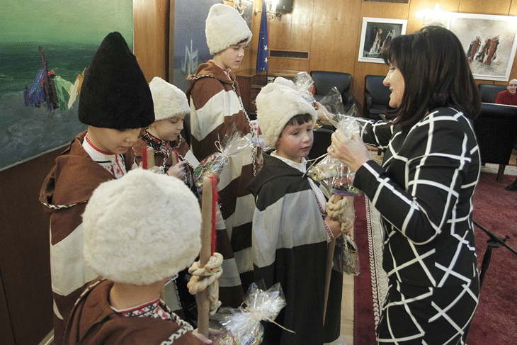 Деца от Народно читалище „Отец Паисий 1930 г.“ поздравиха депутатите и гостите на парламента по повод настъпващите Коледни празници