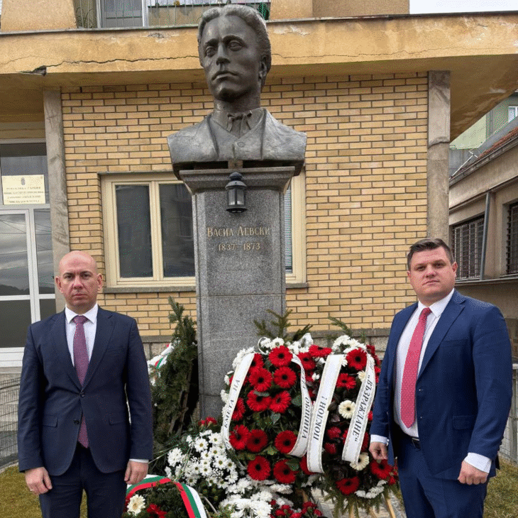 Председателят на Комисията по политиките за българите извън страната Стоян Таслаков поднесе цветя на паметника на Васил Левски в Босилеград