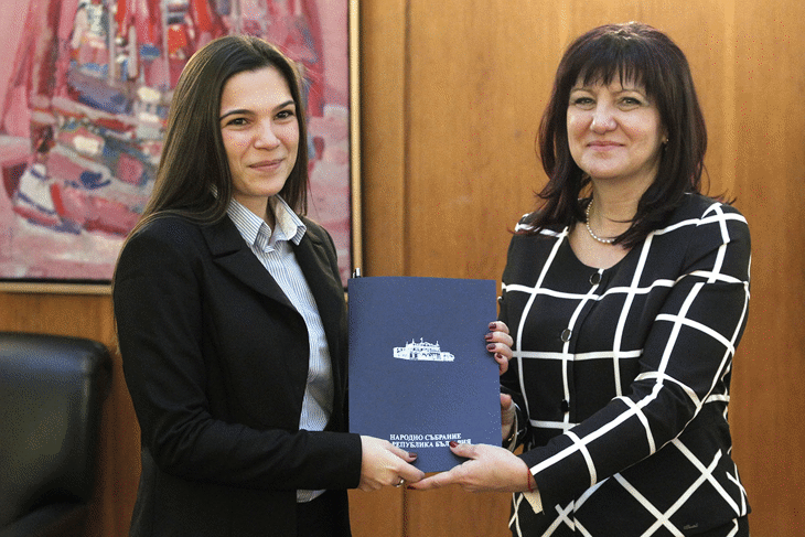 Председателят на Народното събрание Цвета Караянчева връчи удостоверенията на студентите, които през изминалата година бяха законодателни сътрудници на парламента