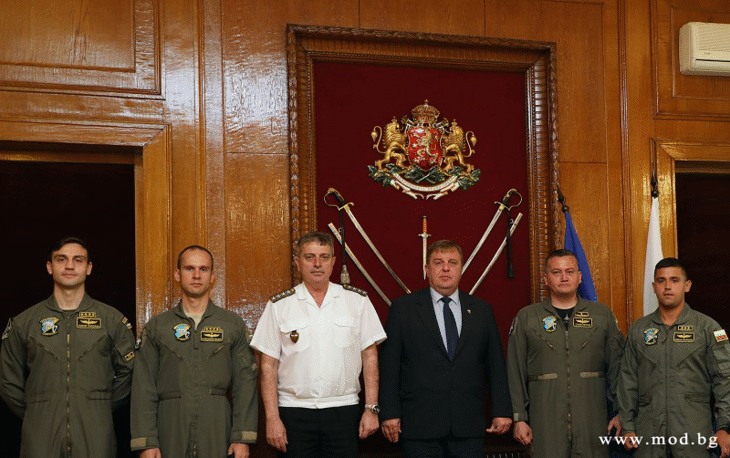 Министърът на отбраната Красимир Каракачанов и началникът на отбраната адмирал Емил Ефтимов пожелаха успех на пилотите, които ще се обучават на новия боен самолет