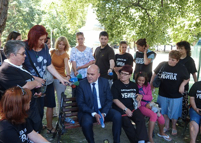 Министър Бисер Петков се срещна с протестиращи майки на деца с увреждания във Варна