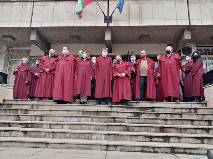 Магистрати и съдебни служители от АП-Велико Търново: "Да следим за спазването на законността е наше конституционно правомощие"