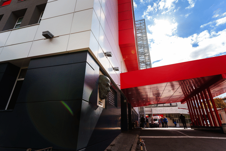 Дете, паднало от скала, е настанено в "Пирогов"