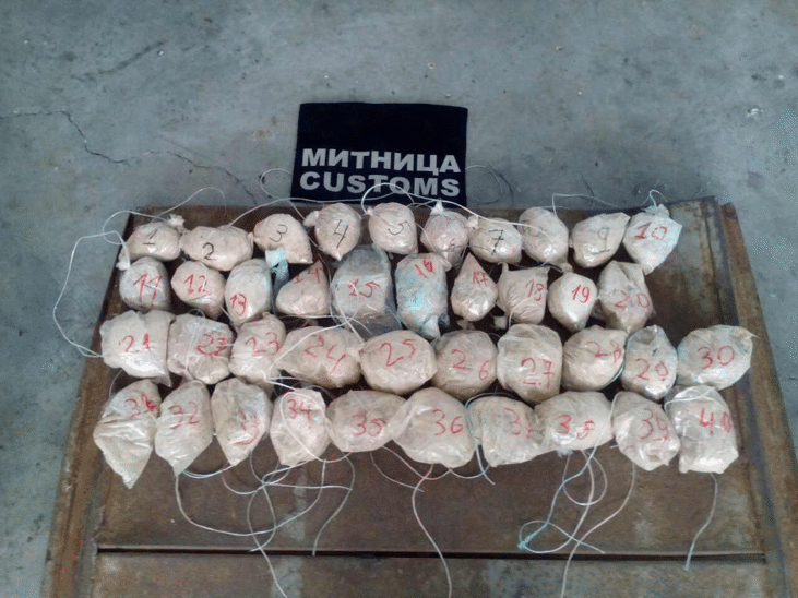 Близо 7 кг хероин задържаха при проверка на лек автомобил митническите служители на МП Капитан Андреево