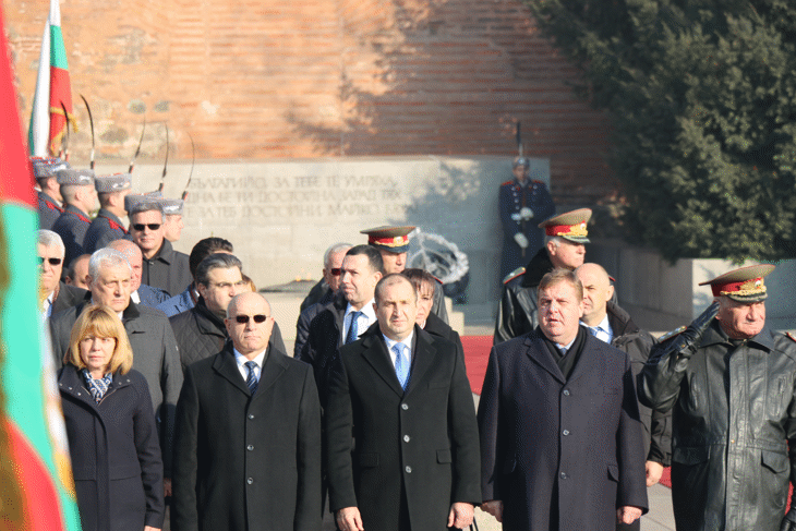 Заместник-председателят на парламента Емил Христов и народни представители присъстваха на водосвета на бойните знамена на празника Богоявление в София