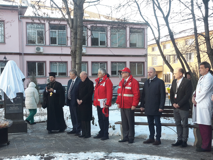 В двора на "Пирогов" откриха възстановения паметник на най-големия дарител и благодетел на ДБЧК Отто Биелигк