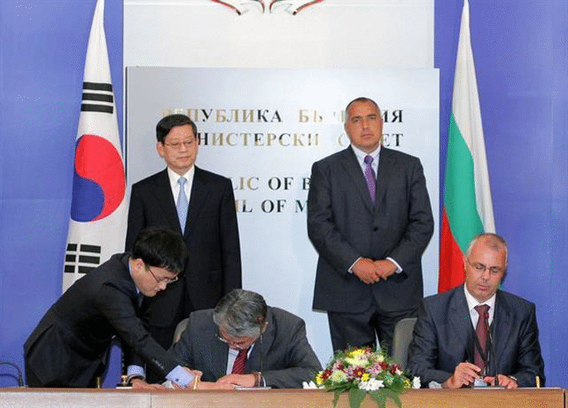Заместник-министър Веселин Вучков и Парк Сон Хуан, първи заместник-министър на външните работи и търговията на Корея подписаха двустранно споразумение