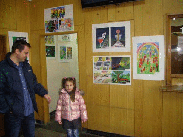 Детски рисунки приканват водачите към дисциплина и толерантност на пътя