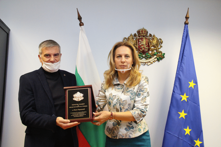 Вицепремиерът Марияна Николова отличи Нино Парпулов с плакет и грамота на Министерството на туризма